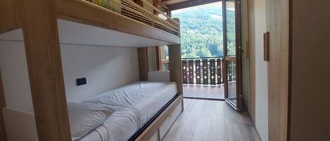 1 slaapkamer, een strijkplank/strijkijzer, gratis wifi, beddengoed