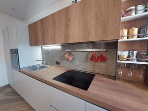 Fridge, oven, dishwasher, coffee/tea maker