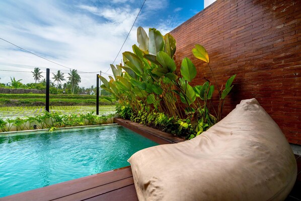 حمّام سباحة خارجي