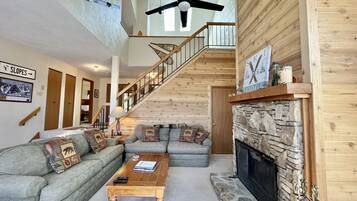 TV connectée, cheminée, lecteur de DVD, baby-foot