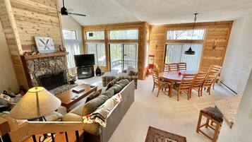 TV connectée, cheminée, lecteur de DVD, baby-foot