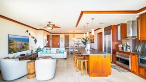 Une cuisine moderne avec des meubles en bois, des appareils en acier inoxydable et un îlot central.