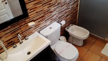 Bruser, hårtørrer, bidet, håndklæder