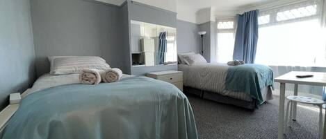 Schreibtisch, Bügeleisen/Bügelbrett, kostenloses WLAN