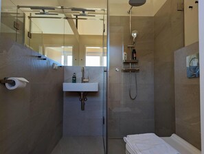Huis | Badkamer | Een douche, gratis toiletartikelen, een haardroger, handdoeken