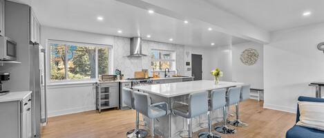 Refrigerador, microondas, horno, placa de cocina