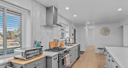 Heart of Lakewood Center - Private Hot Tub / Fenced Yard / Games