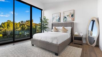 5 bedrooms, desk, iron/ironing board, WiFi