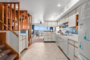 Réfrigérateur, micro-ondes, plaque de cuisson, lave-vaisselle