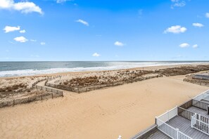 Beach - Midtown 4 bedroom oceanfront townhome, steps from the beach (Ocean City)
