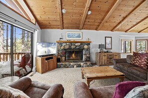 House, 4 Bedrooms | Living area