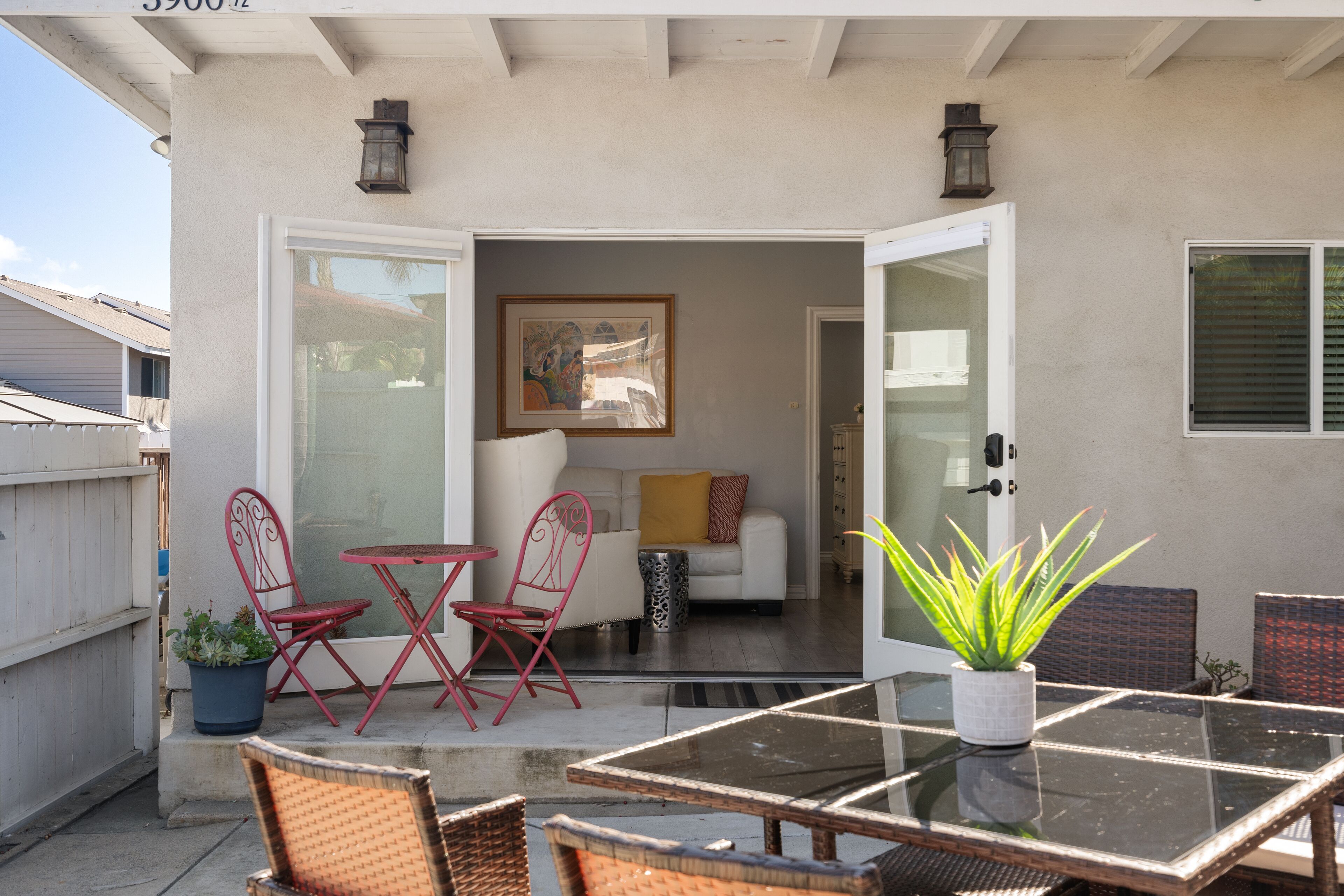 Last Minute Discount! Walk to Beach, Private Patio, Convenient Location