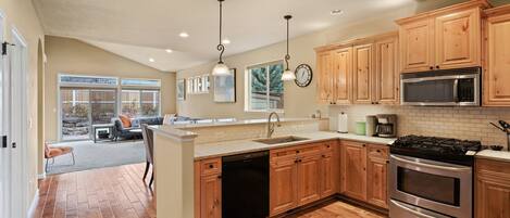 Casa, 4 habitaciones | Cocina privada | Refrigerador, horno, cafetera y tetera y tostadora