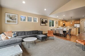 House, 4 Bedrooms | Living area