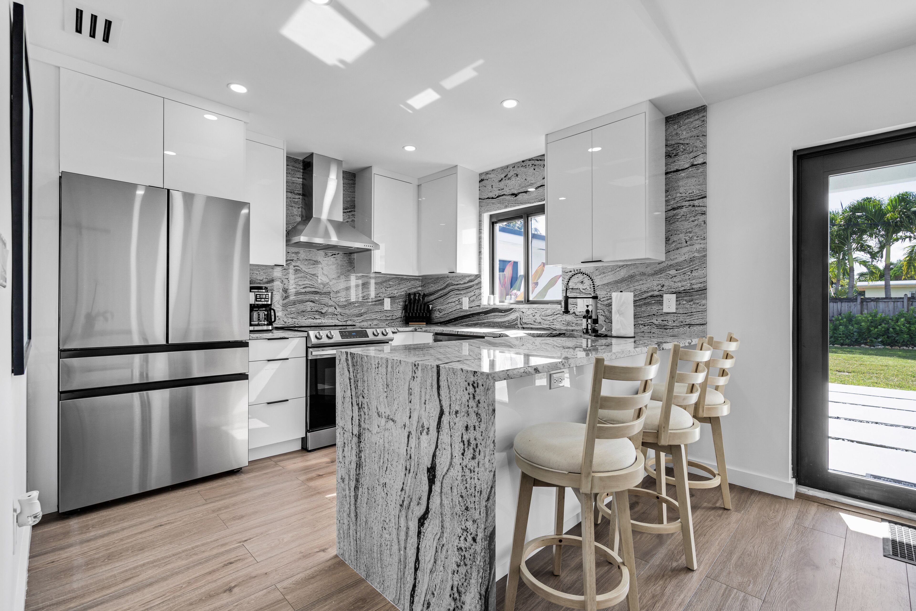 Kjøleskap, mikrobølgeovn, ovn og kokeplater