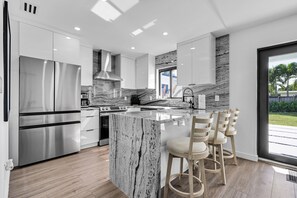 Jääkaappi, mikroaaltouuni, uuni, liesi