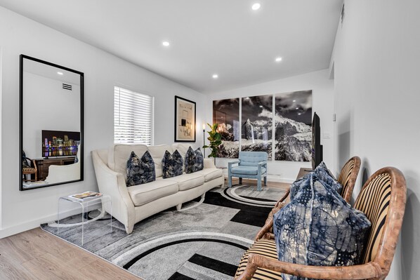 Älytelevisio, pöytäjalkapallopöytä, kirjoja