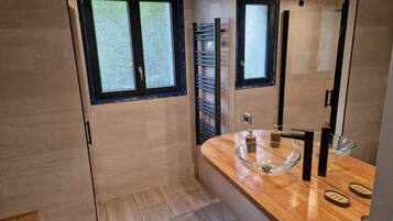 Sèche-cheveux, savon, papier toilette