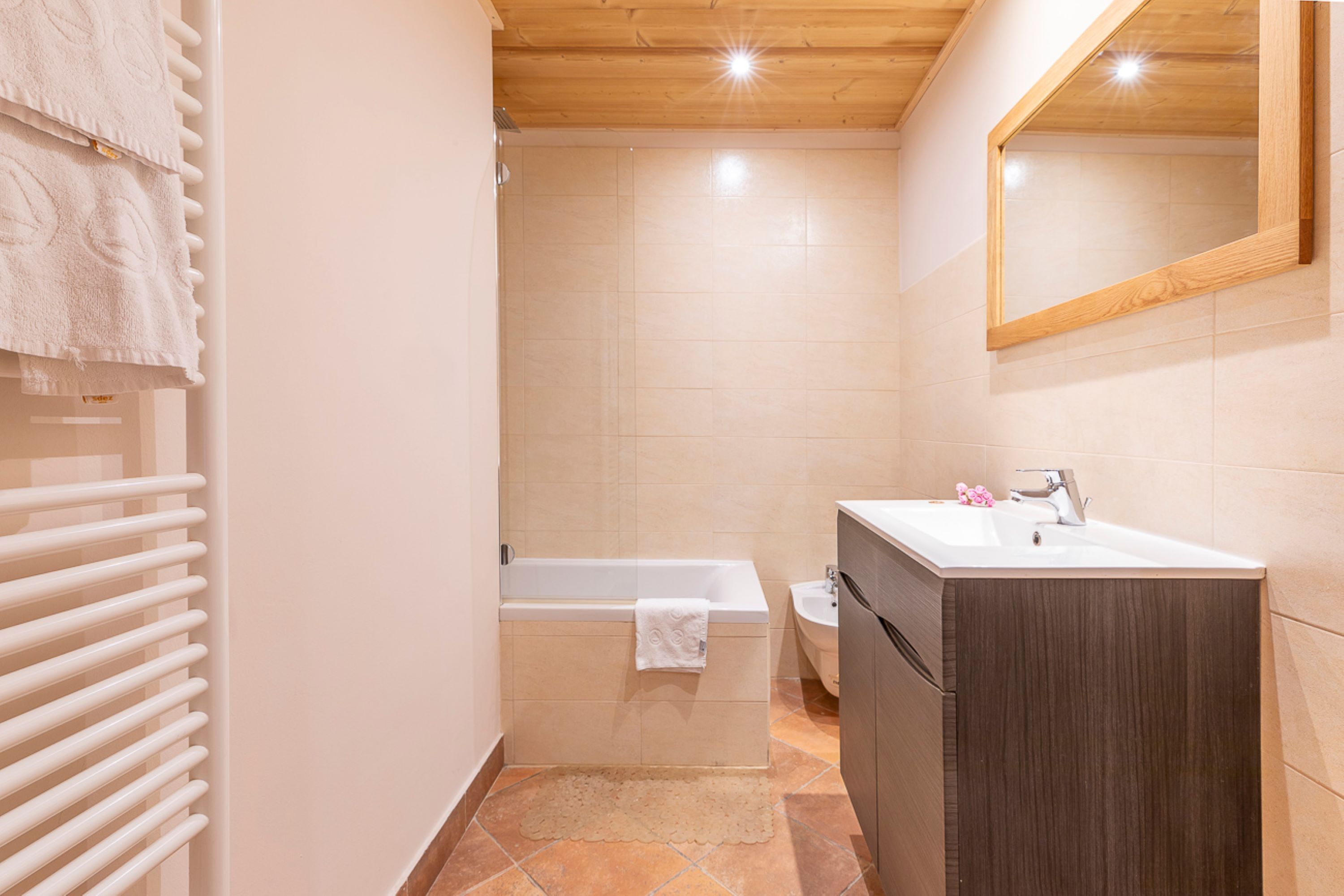 Een badkamer met een bad, wastafel en toilet.