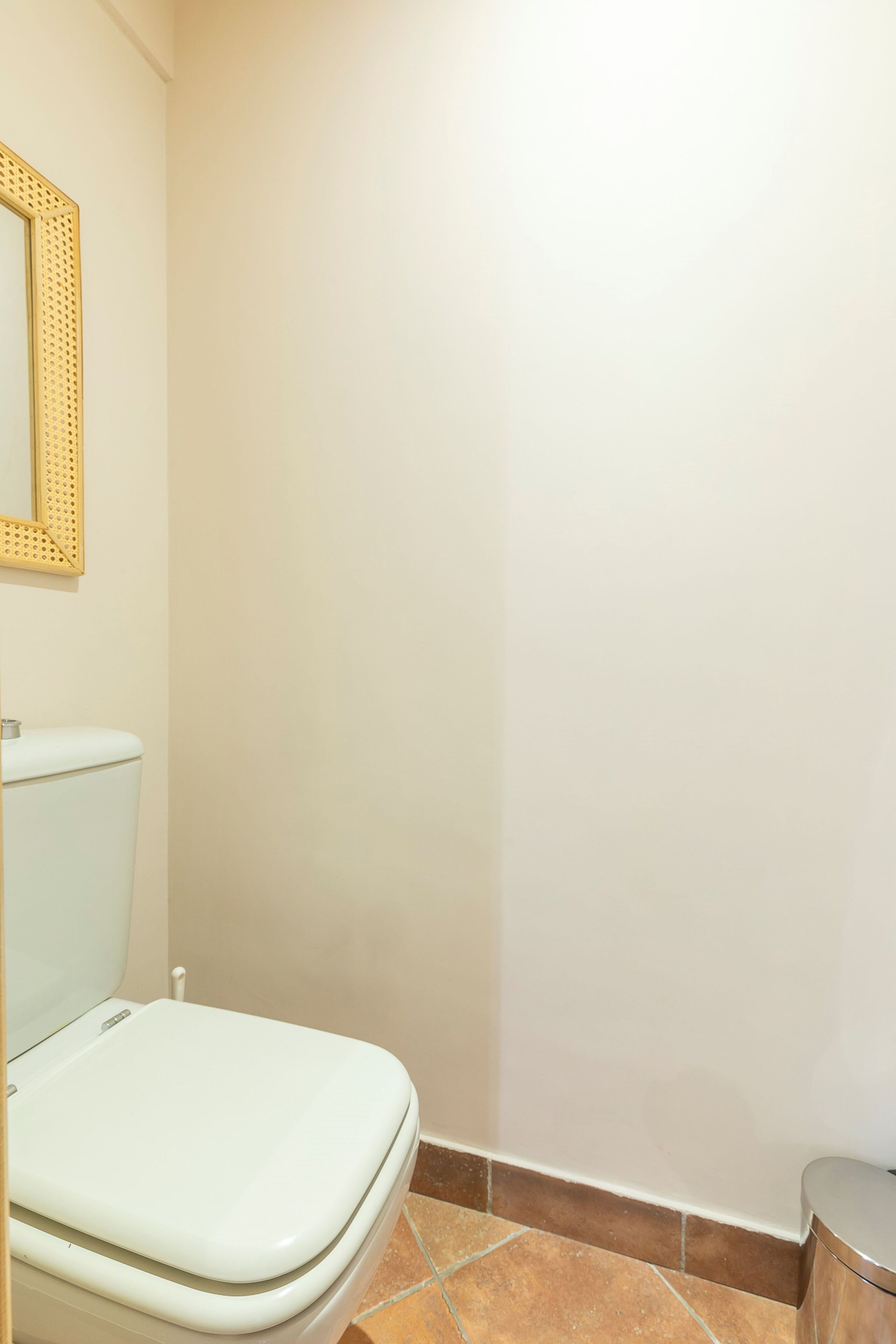 Ein Badezimmer mit Toilette, Waschbecken und Spiegel.