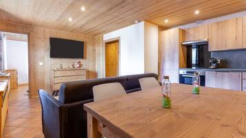 Apartment, Ensuite (au cĆur de MegĂšve ) | Dining room