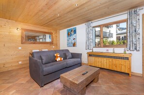 Apartamento, suíte (au cœur de Megève ) | Sala de estar | TV de tela plana
