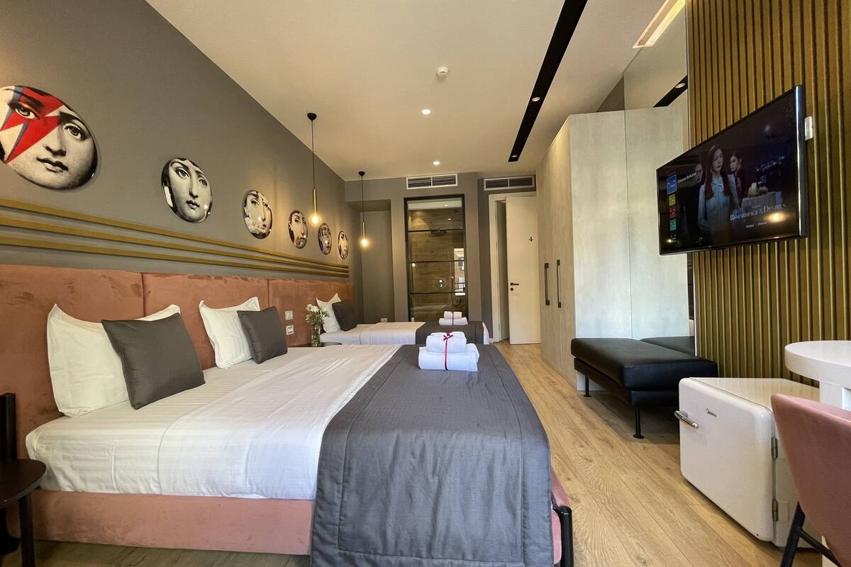 Standard Studio | Desk, soundproofing, bed sheets