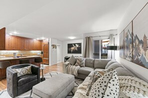 Smart-tv, een open haard en boeken