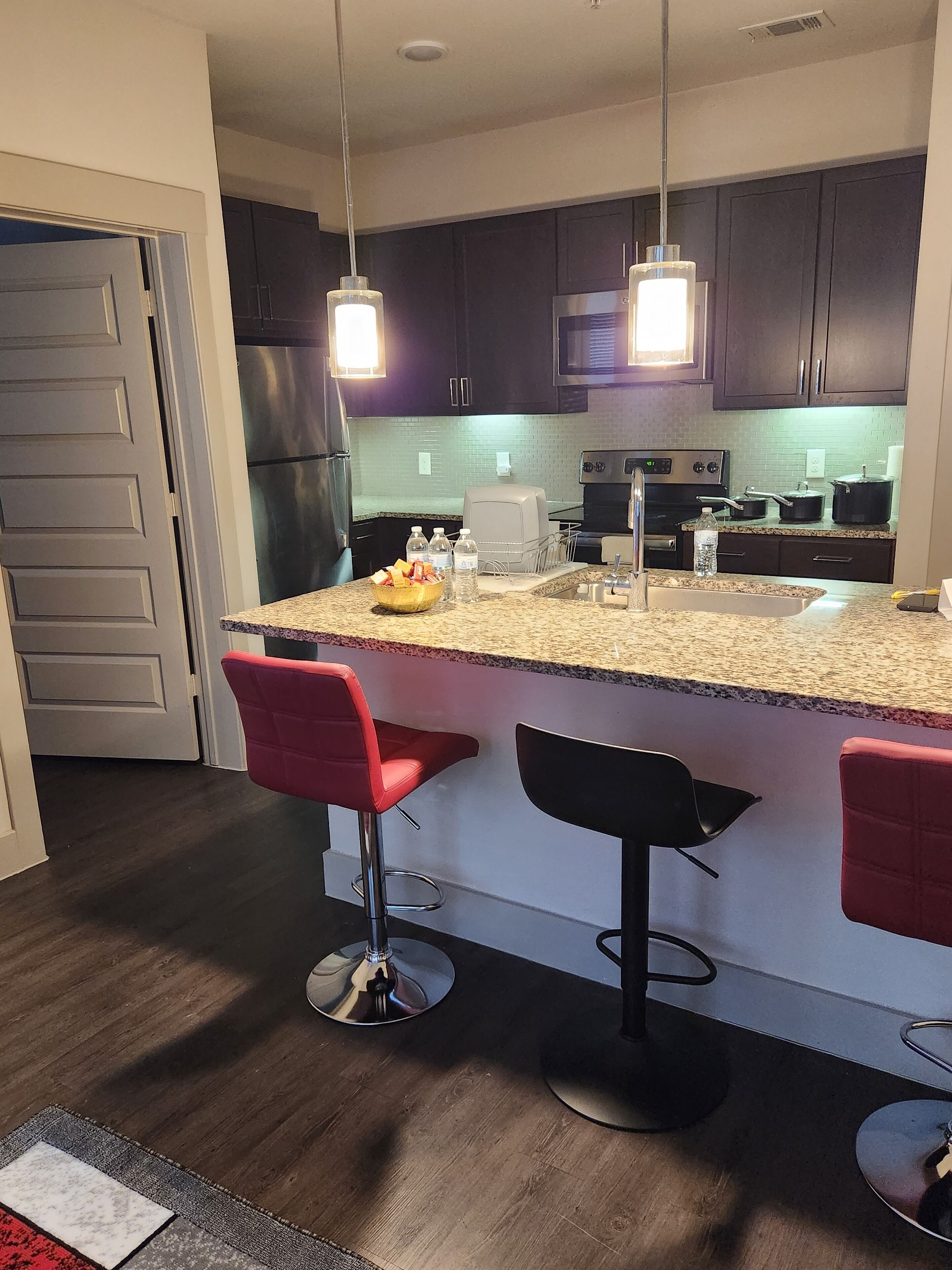 Kjøleskap, mikrobølgeovn, ovn og kokeplater