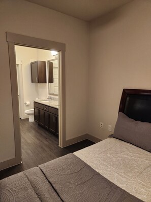 2 bedrooms, desk, iron/ironing board, WiFi