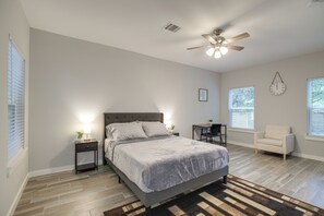 House (3 Bedrooms) | Interior - Gated Houston Home w/ Large Yard: 4 Mi to Downtown (Houston)