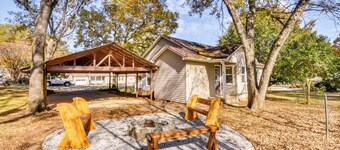 Tranquil Travelers Rest Home w/ Fire Pit!