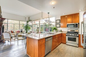 Interior - Luxe Condo w/ Private Patio & Perks in Emeryville! (Emeryville)