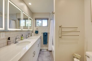 House (3 Bedrooms) | Interior - Private Hot Tub & Sauna: Saulsbury Guest House (Wheat Ridge)