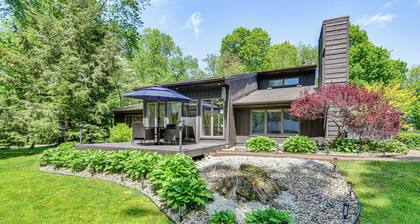 Cassopolis Vacation Home - Walk to Diamond Lake!