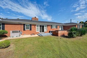 Exterior - Goldsboro Vacation Rental w/ Large Backyard! (Goldsboro)