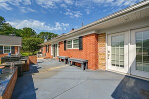 Outdoor dining - Goldsboro Vacation Rental w/ Large Backyard! (Goldsboro)