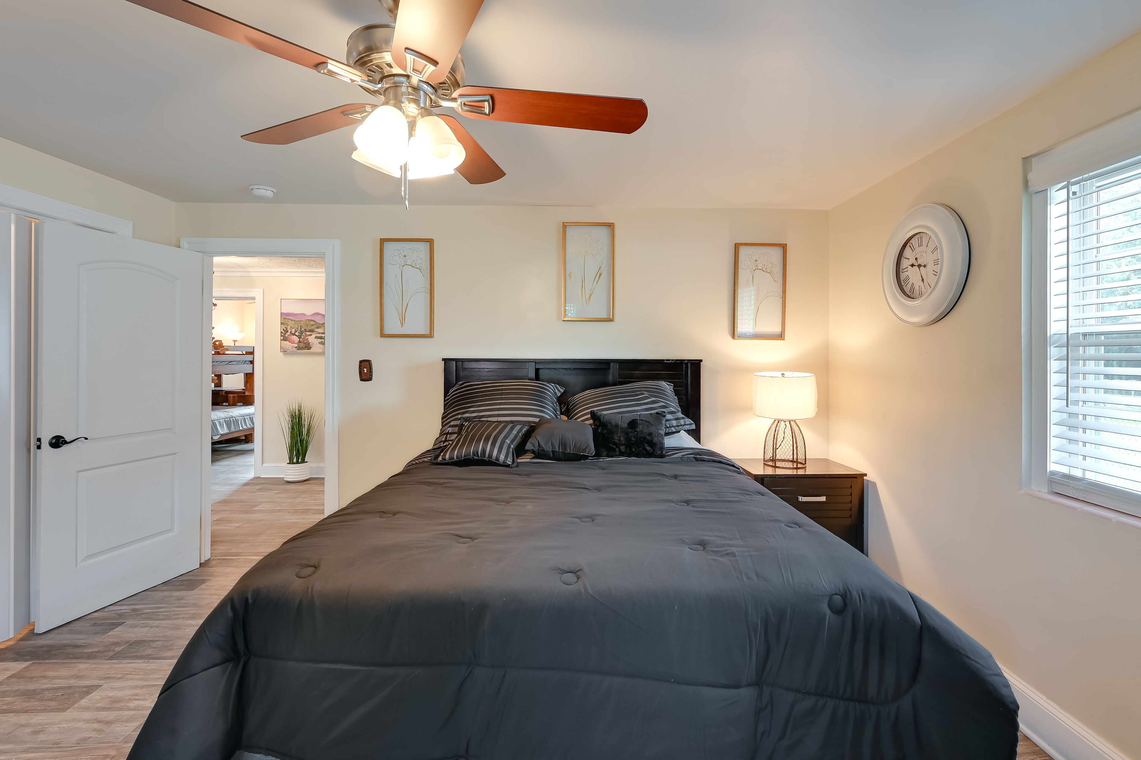 4 bedrooms, laptop workspace, bed sheets