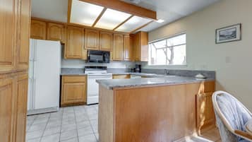 Rumah (3 Bedrooms) | Dapur pribadi | Mesin pencuci piring, peralatan masak/sendok-piring, dan tisu