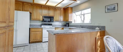 House (3 Bedrooms) | Private kitchen | Dishwasher, cookware/dishes/utensils, paper towels
