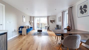Apartment | Living area | 37-inch flat-screen TV with satellite channels, Netflix
