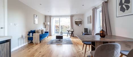 Apartment | Living area | 37-inch flat-screen TV with satellite channels, Netflix