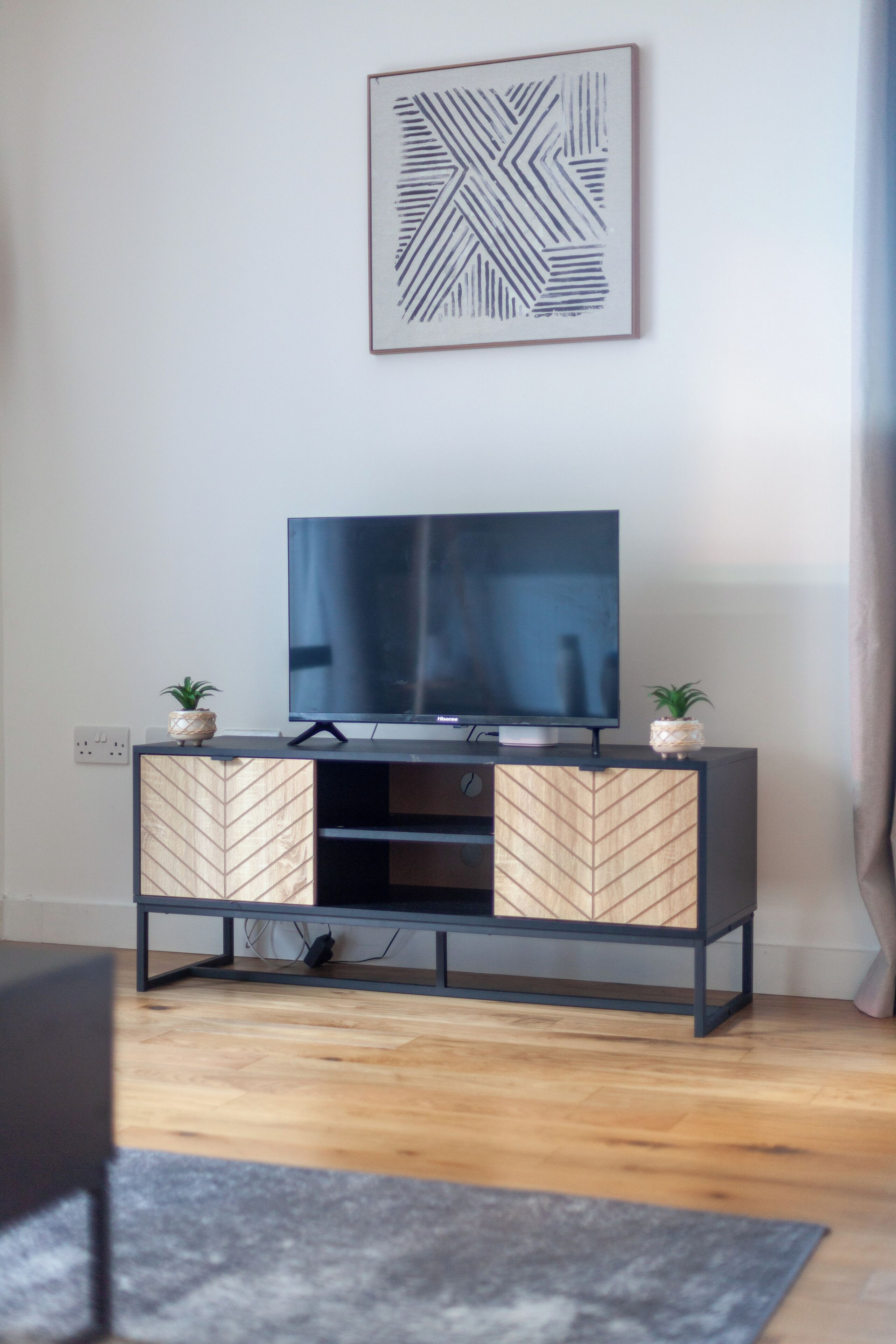 Apartment | Living area | 37-inch flat-screen TV with satellite channels, Netflix