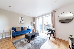 Apartment | Ruang tamu | 37 inci televisyen skrin rata dengan satelit, Netflix 