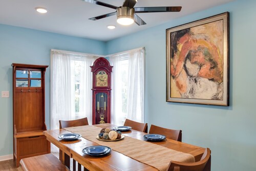 Eclectic Iowa City Cottage w/ Fire Pit!