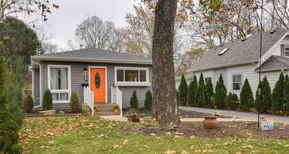 Eclectic Iowa City Cottage w/ Fire Pit!