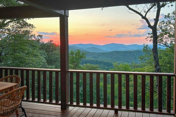House (2 Bedrooms) | Interior - Mtn-view Blue Ridge Cabin on Over 2 Acres! (Sparta)