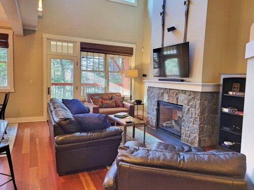 Open plan, AC/FP, pool access, at South Peak, ski shuttle. P002F by LRS