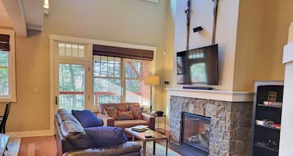 Open plan, AC/FP, pool access, at South Peak, ski shuttle. P002F by LRS