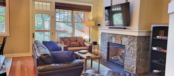 Open plan, AC/FP, pool access, at South Peak, ski shuttle. P002F by LRS